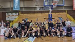 Teamfoto auf Platz Lok Bernau bei Paderborn, Playoffs, Sieg